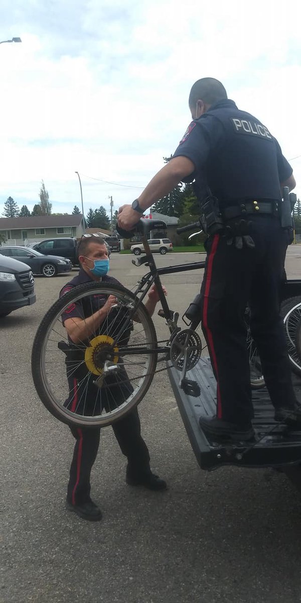 yyckidsride's tweet photo. 1/3 Thank you so much to the members of the @CalgaryPolice for continuing to support our initiative &amp; help us ensure over 245 at-risk youths &amp; kids in law income get a smile through our 4th #yycKidsRide bikegiveaway on June 4th
#yyc #yybike #Youths https://t.co/fTzEH6QoWF
