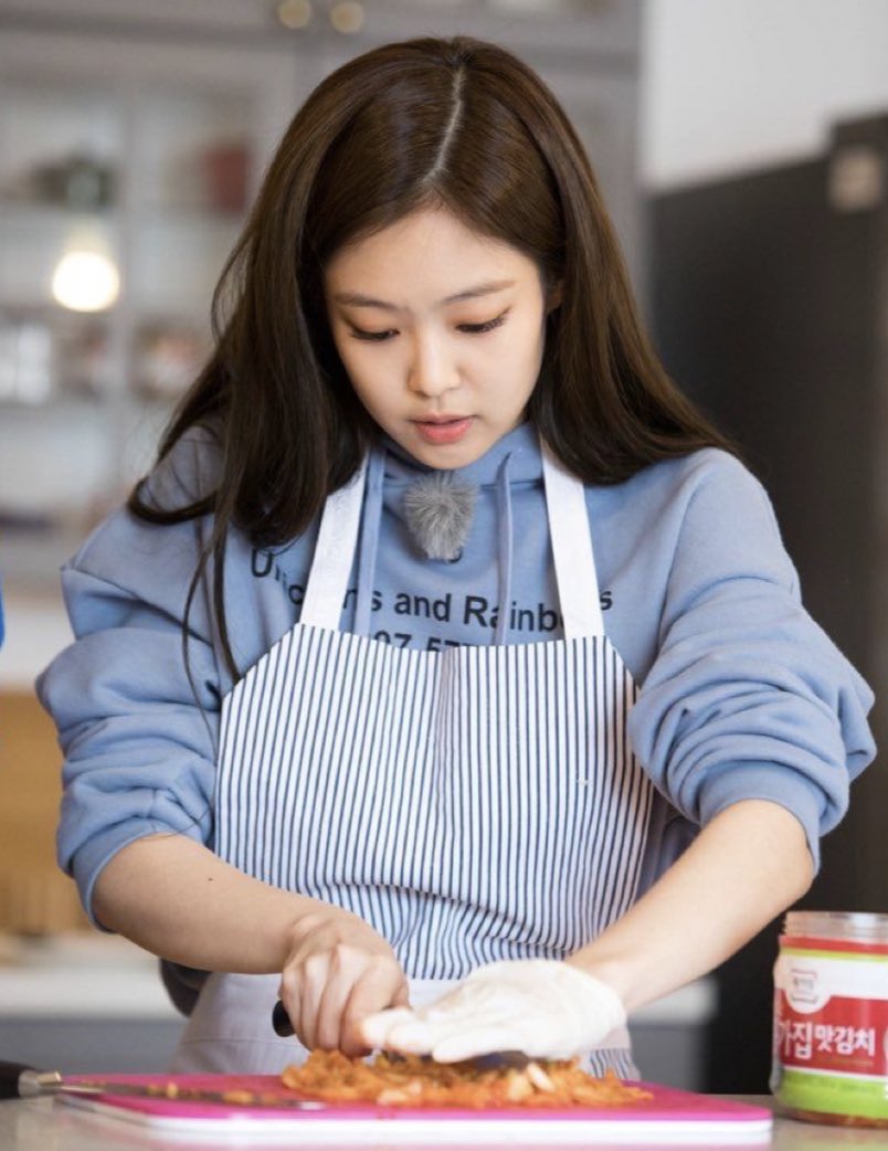 KYUTOF1's tweet photo. good chefs 👨🏻‍🍳👩🏻‍🍳.

#JENNIE #제니 #JUNKYU #준규 https://t.co/IjoEXdoqEg