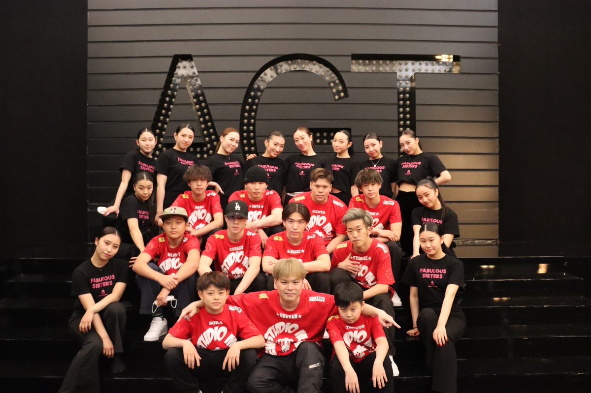 studioMJ1995's tweet photo. 全米🇺🇸放送のオーディション番組
@AGT 
日本を代表するコラボチーム
@RuuFabulous 
@kyushudanji_ent 

渡米し撮影に参加✈️🇺🇸‼️
5/31〜NBCで全米放送
テレビ番組に出演が決定❗️
夢のよう😭✨✨
#久留米から世界へ
活躍するMJメンバーの活躍に期待❗️ https://t.co/JwTfWnChIq