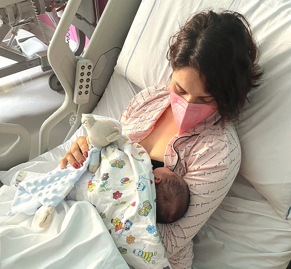 AOUCagliari's tweet photo. Lo sguardo di Carla al suo piccolo Antonio Elia segna l'inizio di una storia d'amore lunga tutta una vita #Buona #festadellamamma #partorire al #PoliclinicoDuilioCasula #AouCaSiCuraDiTe https://t.co/pySIBGZoOT
