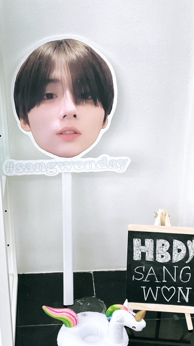 mwpEN21's tweet photo. ✨𝙃𝙖𝙥𝙥𝙮 𝙗𝙞𝙧𝙩𝙝𝙙𝙖𝙮 𝙎𝘼𝙉𝙂𝙒𝙊𝙉 🫶🏻🤍🎂

/ คาเฟ่น่ารักมากเลยค่ะ ซังวอนตะเร้กกน่ารักกมากกก ชอบมากเลยคั้บบบ ขอบคุณที่จัดขึ้นมานะคะ 🌻🤍✨
 #OurSpringBoy20thBirthday https://t.co/Zyglz9deI7