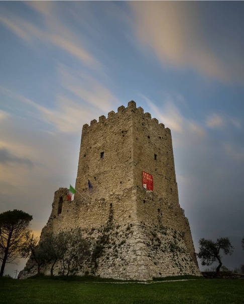 visit_lazio's tweet photo. Buona domenica dall'Acropoli di Civitavecchia ad #Arpino. 
L'avete mai visitata? 
Dal comune di Arpino seguite le indicazioni per Casalvieri, dopo 3 km sulla destra troverete l'ingresso.
📸 @matteo_di_fazio

#VisitLazio #FaiUnSaltoNelLazio #LazioEternaScoperta #LazioIsMe https://t.co/3KgkwoEMut