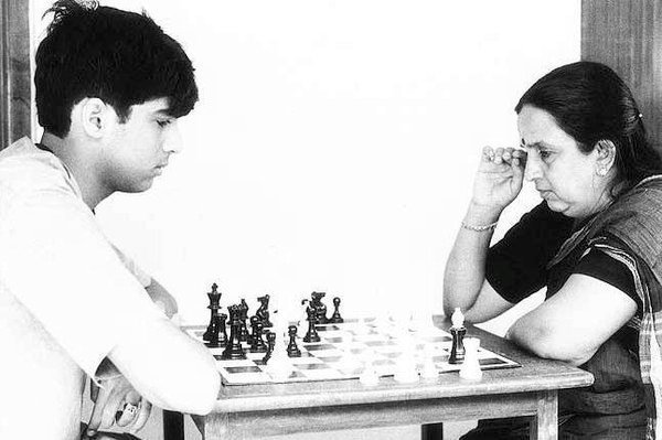 IndiaHistorypic's tweet photo. 1980s :: Vishwanathan Anand Playing Chess With His Mother

 #MothersDay https://t.co/mrMr7bXjm3