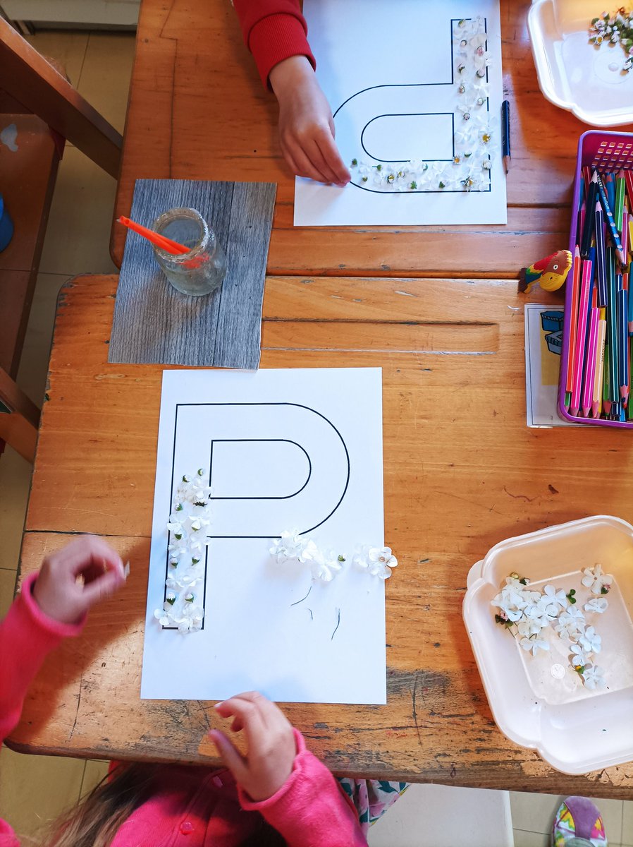 GS_Beruges's tweet photo. Nous avons décoré la lettre P en collant des pétales de fleurs et des pâquerettes que nous avons ramassés dans la cour de l'école. https://t.co/nQumEKUUlg
