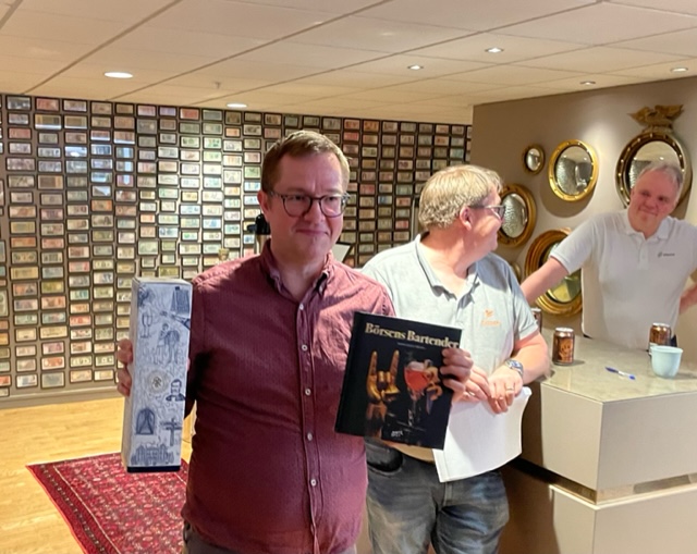 Johan_Elmquist's tweet photo. Sitter och summerar gårdagens @Finansschack Nu är vi igång igen efter 2 års uppehåll. @finwirefredrik och jag taggade inför nästa år redan efter en fantastisk schackdag igår. #schack https://t.co/RgK3RgmDTF