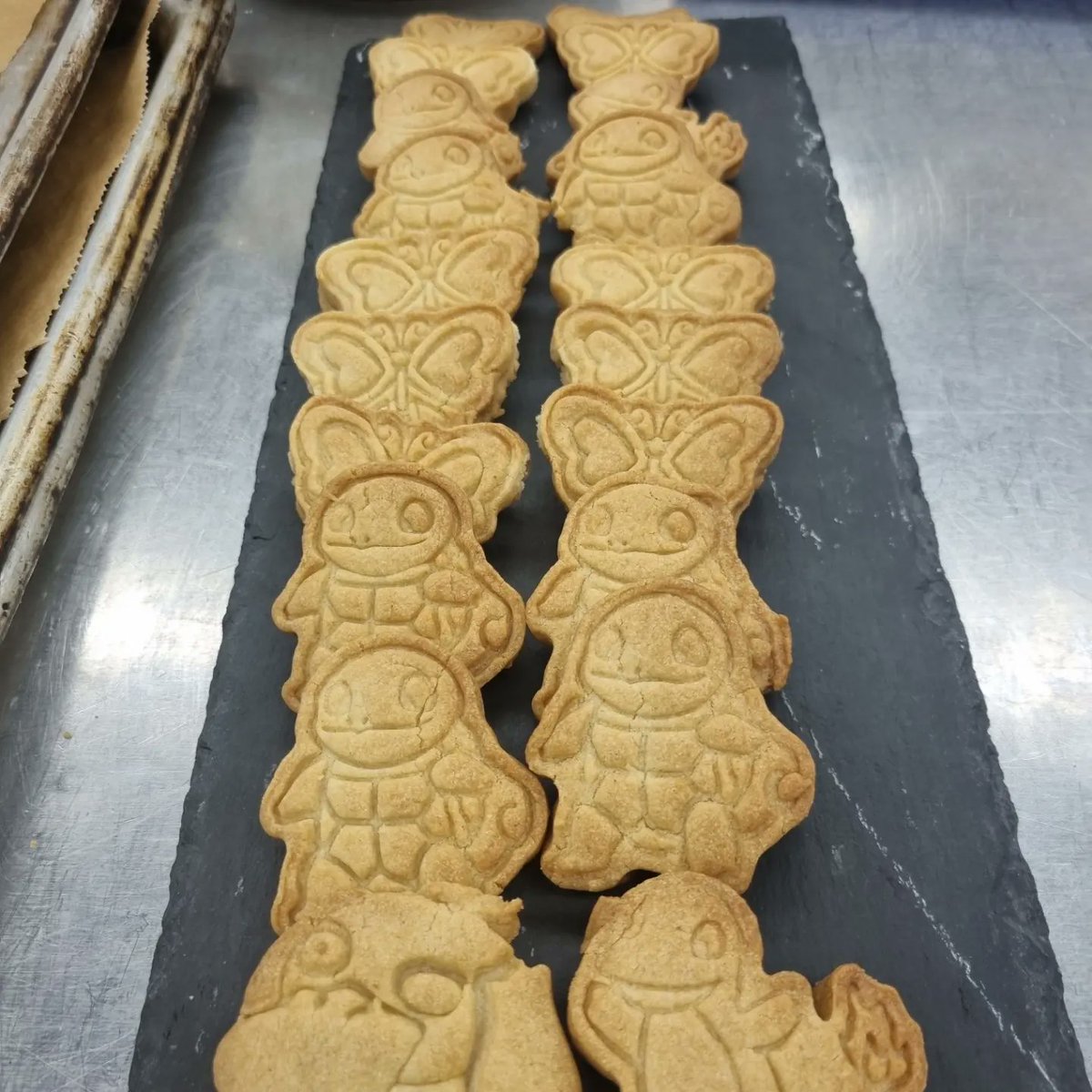 Homemade onion bhajis samosas,tandoori chicken saga aloo and paneer curry on the menu today followed by ginger biscuits @Thomas_Franks_ <a href="/DSL_London/">Deutsche Schule London</a> <a href="/chrisjerramchef/">chris jerram</a>