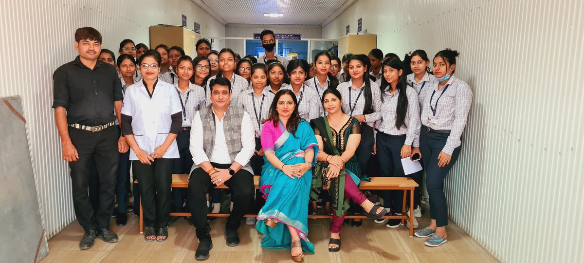 khyati_munjal's tweet photo. Khyati..the Boutique & VLCC Conducted workshop on Personal Grooming & Business Etiquettes❤❤ #ChangeIsImportant #ProfessionalBehaviour @aloke_gera https://t.co/4B6Zg43Bm2