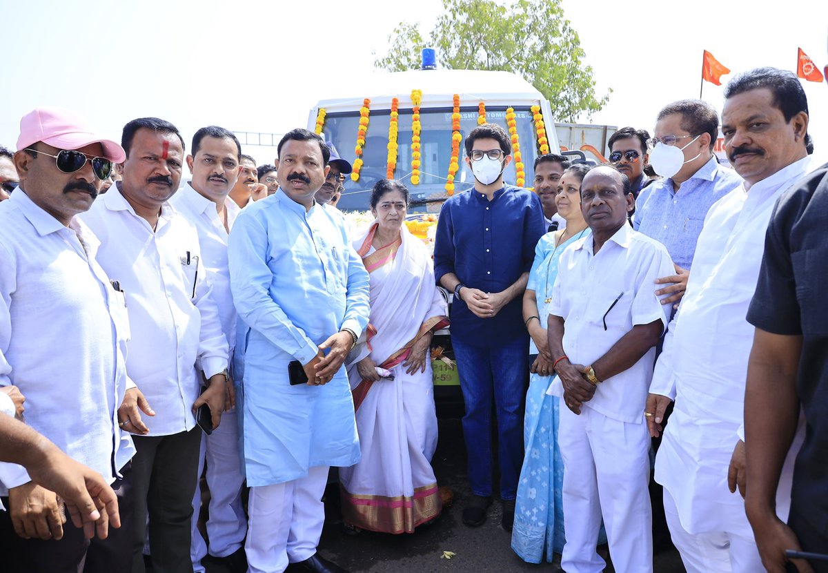 AUThackeray's tweet photo. माझ्या पालघर व ठाणे दौऱ्यादरम्यान माळकडे जाताना मोखावणे गावाजवळ शिवसेना जिल्हाप्रमुख प्रकाश पाटील जी यांच्या प्रयत्नांतून आदिवासी पाड्यासाठी सुरू करण्यात आलेल्या रुग्णवाहिकेचे लोकार्पण केले. https://t.co/NaGJiTL2GU