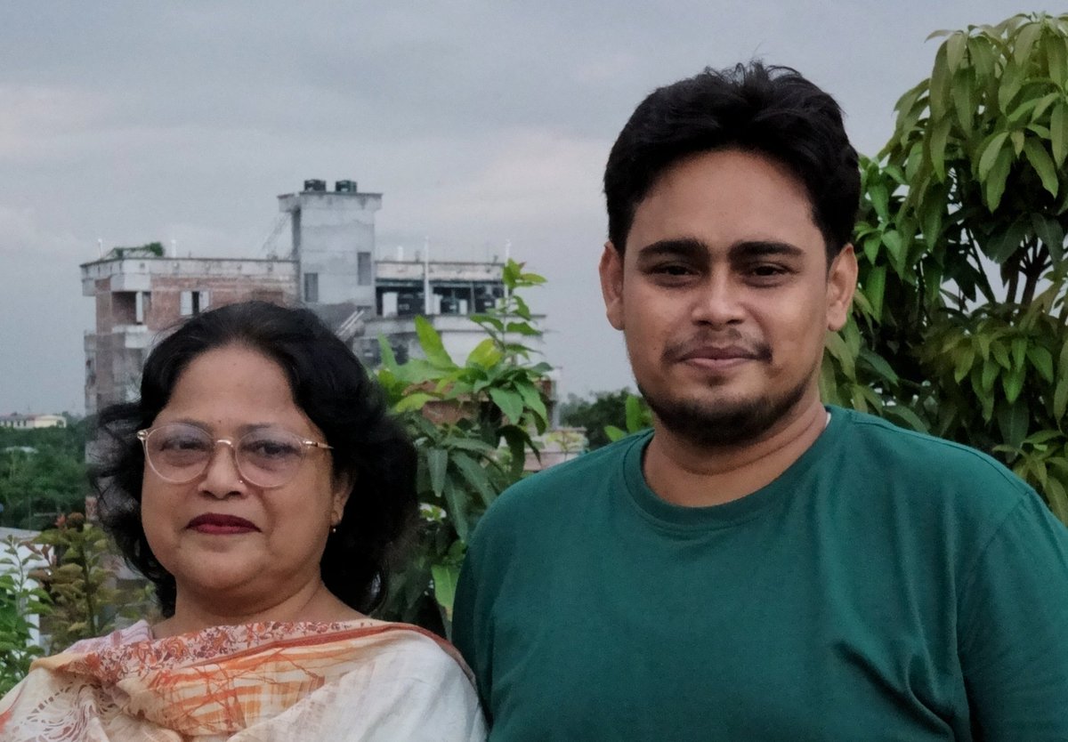 Nazmul_Nayan's tweet photo. আমার সাথে ঠিকঠাক ছবি তোলা বেশ কঠিন।
আম্মুকে ধন্যবাদ এই ছবির জন্য,  ধৈর্য্যের সহিত এই অকাঠকে চিরন্তর মমতায় বায়োবাবল দিয়ে আগলে রাখার জন্য। 
মা দিবসে সকল মায়ের জন্য শুভামনা।
আমার শ্বাশুড়ি আম্মার জন্যও (এটি একটি conspiracy theory)।
সবাই আমার মা - বাবার জন্য দোয়া করবেন। https://t.co/9Zhh0pcQHH