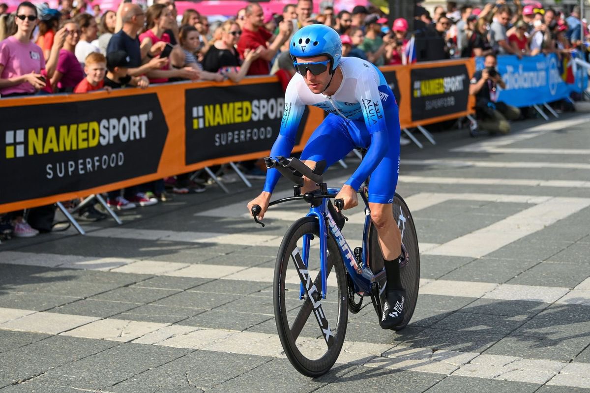 grandesvueltas1's tweet photo. #Giro105 🇮🇹 #Tappa2 #desglose
Exhibición de @SimonYatess en la CRI de Budapest. Segundo puesto para @mathieuvdpoel que mantiene el Rosa y tercero para uno que vuelve por sus fueros: @tom_dumoulin.
👉🏻 Estos son los puntos que otorga nuestro juego👇🏻👇🏻 https://t.co/afQkmmpPFz