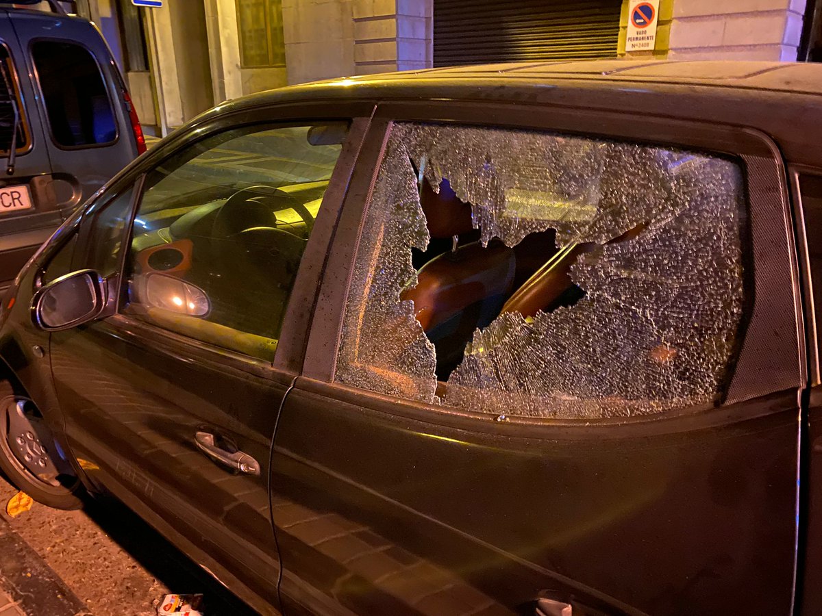 PoliciaLPA's tweet photo. Anoche los compañeros de la Unidad Nocturna Especial intervinieron por robo en el interior de un turismo estacionado en la calle San Francisco.

Recuerda: nunca dejes objetos de valor a la vista. https://t.co/EPOSihGNiZ