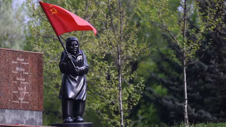 moravecLM's tweet photo. Symbol Ruska a jeho přisluhovačů. Chudá, neinformovaná, nevzdělaná bábuška v holínkách. Jak přesné. Takhle budoucnost nevypadá. #StopRussianAggression #kickRussia https://t.co/wmOvo6UYyw