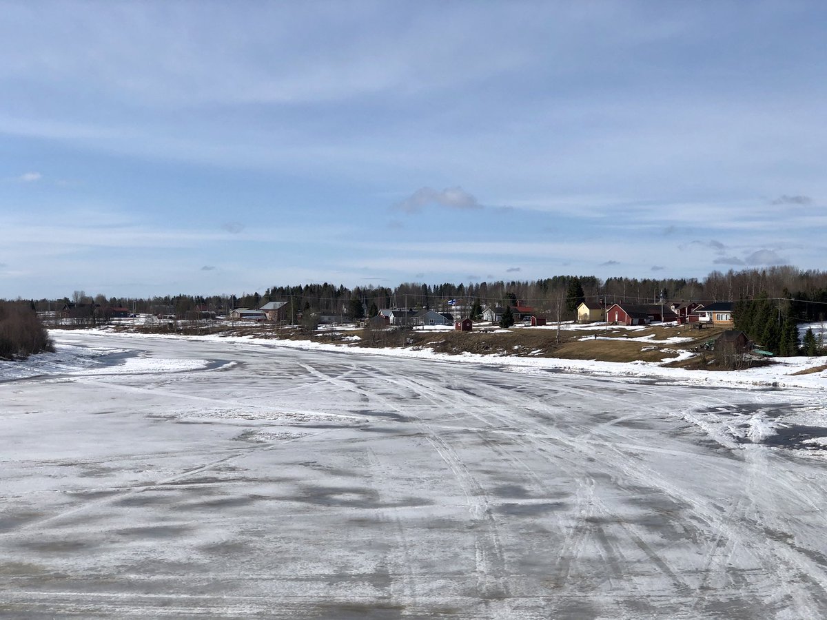 JamsenAntti's tweet photo. #Ounaski vielä jäässä Kaukosen kylän kohdalta rantaa lukuun ottamatta. #kittilä #kaukonen #varautuminen #tulvat #syke #tulvakeskus #lappi #finland https://t.co/mpOQDj6GKz