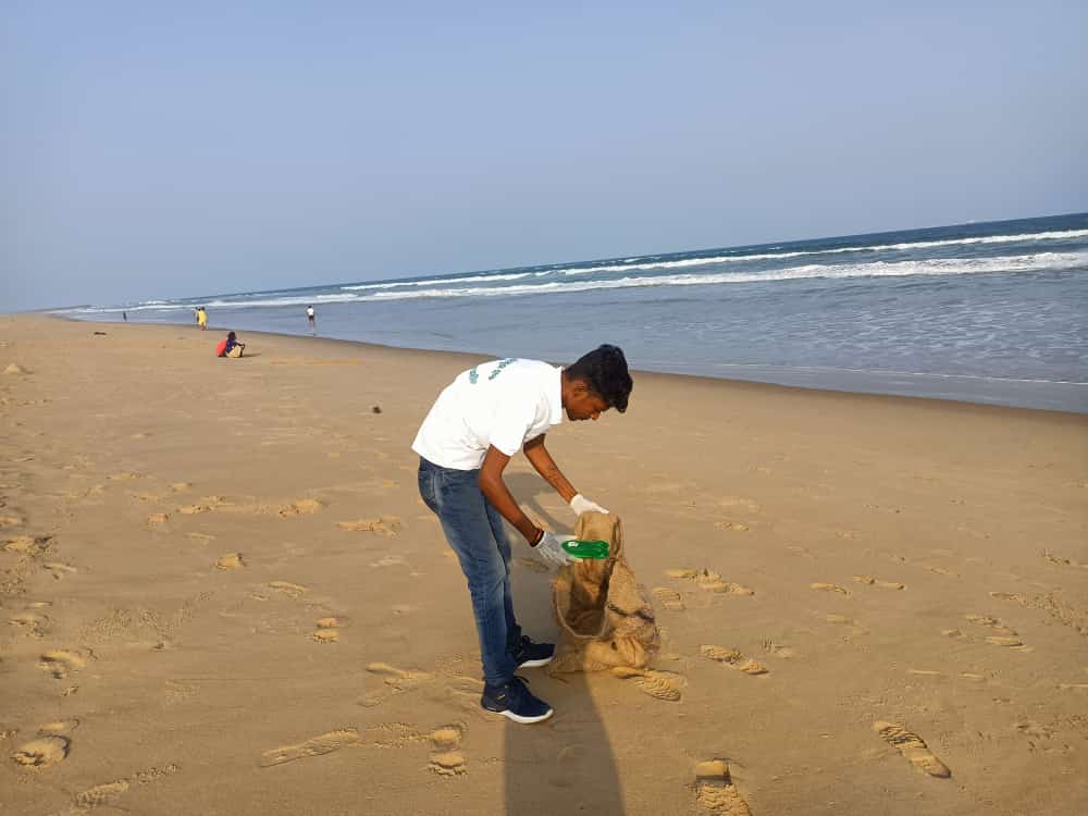 TKhetratrust's tweet photo. Our teammates collect around 20 kg plastic from paradeep seabeach.Which is harmful for innocent marine life.Some school students also join with us to accelerate the program.
Let's join us for a healthy environment.

@PMOIndia 
@CMO_Odisha 
@rashtrapatibhvn 
@GovernorOdisha https://t.co/cIIOmOFUo4