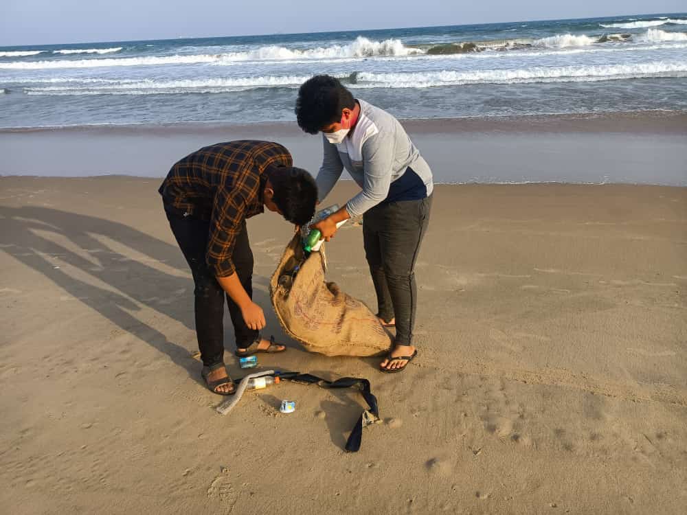 TKhetratrust's tweet photo. Our teammates collect around 20 kg plastic from paradeep seabeach.Which is harmful for innocent marine life.Some school students also join with us to accelerate the program.
Let's join us for a healthy environment.

@PMOIndia 
@CMO_Odisha 
@rashtrapatibhvn 
@GovernorOdisha https://t.co/cIIOmOFUo4