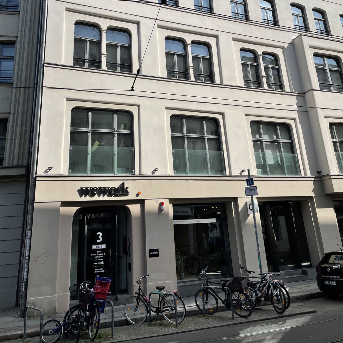 ewingo13's tweet photo. Laufe gerade zufällig am #WeWork #Berlin vorbei. Einer von ca. 10. Da fällt mir doch gleich wieder die @AppleTV Serie #WeCrash ein! Grandios 🤩
👉🏽 https://t.co/42aAiP0nKt https://t.co/LqoejNQTub