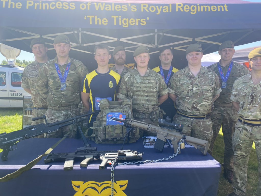 BBCSurrey's tweet photo. What a fab day at @rungatwick @OBrienKrystyna chatted with Capt George Nisbet and LCpl Sparks Knight of @4PWRRTigers about soldiers running the Half Marathon and the 10k in uniform with loaded packs. https://t.co/pq0L5oqcWE