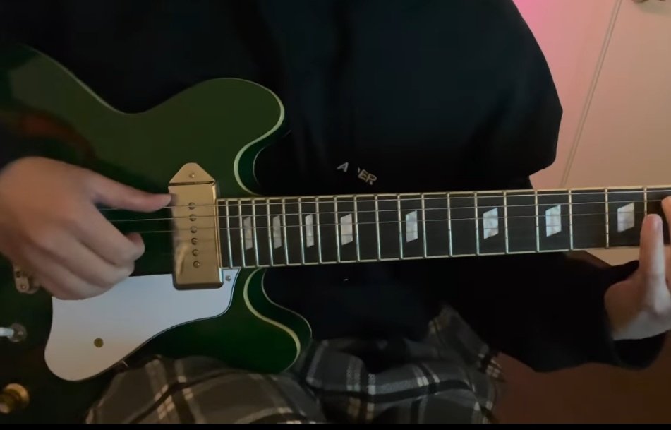 Nothingjustthem's tweet image. By the way the fact his guitar match his pants is so cute kaksn
Fashion king wow always taking care of the little details 😂