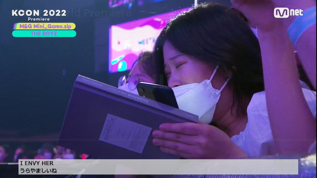 bbangkyued's tweet photo. But we're done yet! @IST_THEBOYZ's Q gives a Maverick Album to a lucky fan! 🙌

#KCON2022Premiere
@LiveSmart @WilbrosLive
#SmartKCON #SmartKLife https://t.co/qd4j9cuwFQ