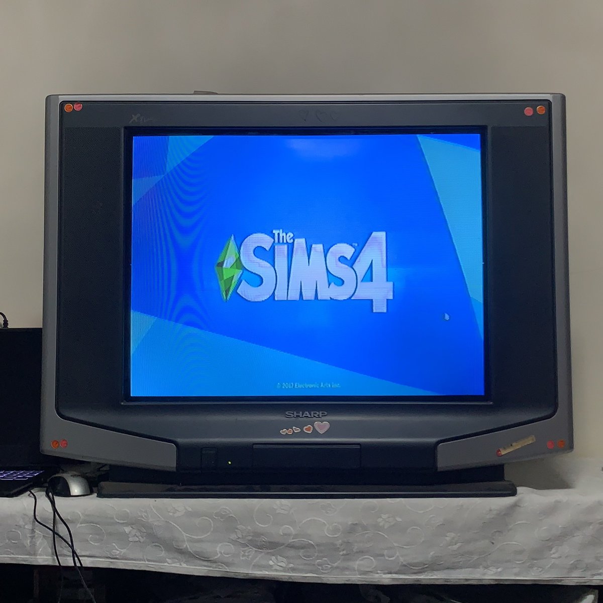 PTMontsims's tweet photo. I’m testing The Sims 4 in an old TV! https://t.co/atSrgK1M5X