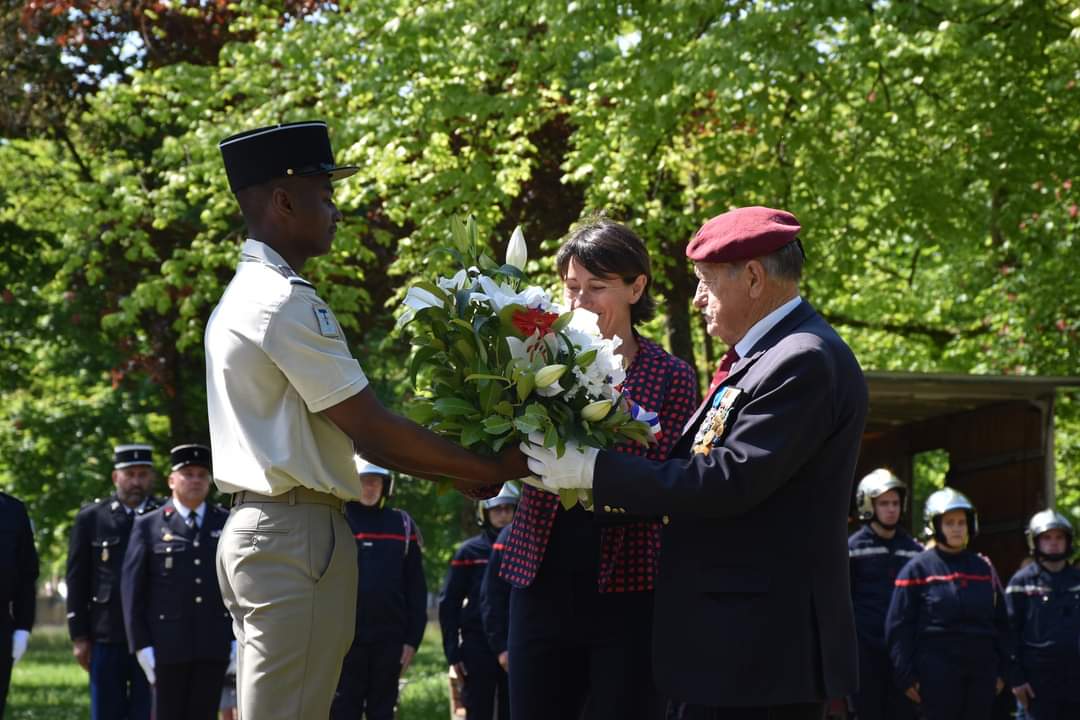 53eRT1's tweet photo. En ce #8mai, les transmetteurs du #53RT rendent hommage à celles et ceux qui se sont battus pour la Liberté.

#EnLeurSouvenir https://t.co/6tM7ToHHok