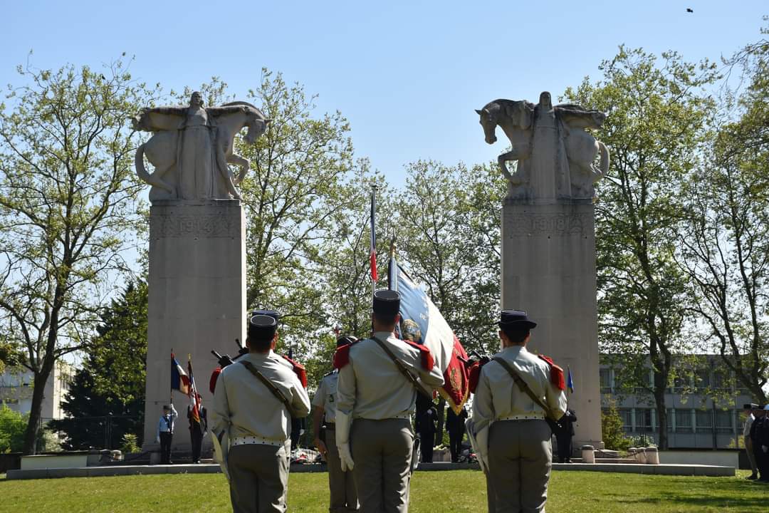 53eRT1's tweet photo. En ce #8mai, les transmetteurs du #53RT rendent hommage à celles et ceux qui se sont battus pour la Liberté.

#EnLeurSouvenir https://t.co/6tM7ToHHok