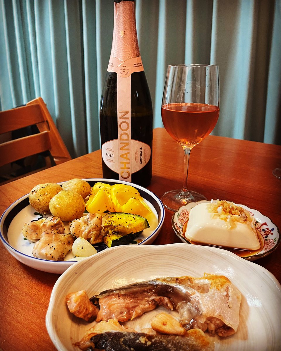 bonnoh_bozu's tweet photo. 今日の #晩酌 
#chandonrose 
つまみは鶏と根菜のオーブン焼、桜鱒のアラの塩焼、冷奴
#母の日 なのでロゼの泡で
やっぱり #シャンドンロゼ は美味しいわー
#酒のつまみは晩ごはんのおかず https://t.co/eQsTsyoA6P