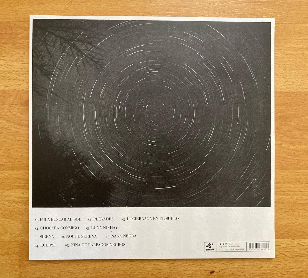 Amig@s, much@s me preguntáis por el vinilo de Eclíptica 💫 Ya vuelvo a tener algunos🌟. Si alguien lo quiere que me escriba por privado! El diseño es de <a href="/Silviagrav/">Silvia Grav</a> que usó ilustraciones de un libro de publicado por mi tío bisabuelo en 1920: El Firmamento🌠 #fuiabuscaralsol☀️