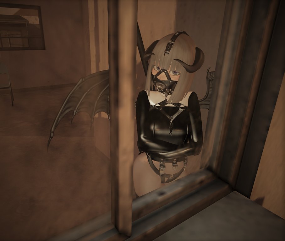 廃墟を彷徨う拘束衣と開口マスクの夢魔。
口の蓋を取ってくれる相手を探してる。

#SecondLife 