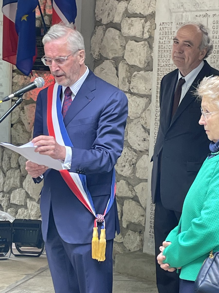 cjarnet78160's tweet photo. Belle et émouvante cérémonie du #8mai. Hommage particulier à l’amiral Auboyneau, compagnon de la libération nommé le 11/05/42 chef des forces françaises libres et qui repose à #marlyleroi. Reconnaissance infinie à ceux qui ont combattu pour la #France dans le camp de la #liberté https://t.co/0ptzTS3eBQ