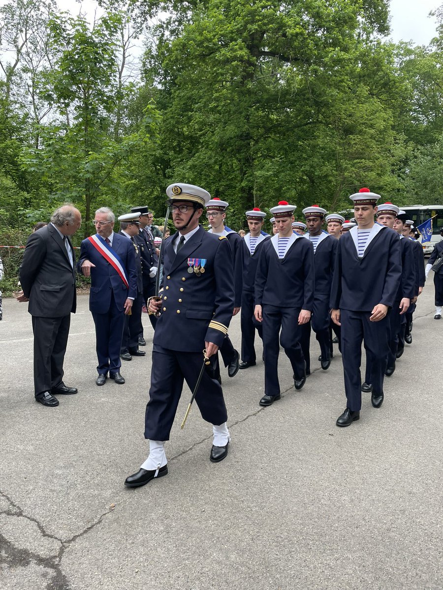 cjarnet78160's tweet photo. Belle et émouvante cérémonie du #8mai. Hommage particulier à l’amiral Auboyneau, compagnon de la libération nommé le 11/05/42 chef des forces françaises libres et qui repose à #marlyleroi. Reconnaissance infinie à ceux qui ont combattu pour la #France dans le camp de la #liberté https://t.co/0ptzTS3eBQ