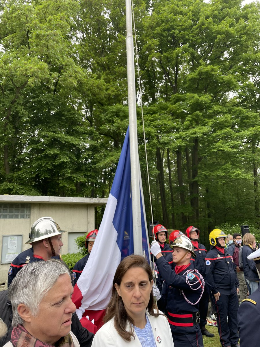 cjarnet78160's tweet photo. Belle et émouvante cérémonie du #8mai. Hommage particulier à l’amiral Auboyneau, compagnon de la libération nommé le 11/05/42 chef des forces françaises libres et qui repose à #marlyleroi. Reconnaissance infinie à ceux qui ont combattu pour la #France dans le camp de la #liberté https://t.co/0ptzTS3eBQ