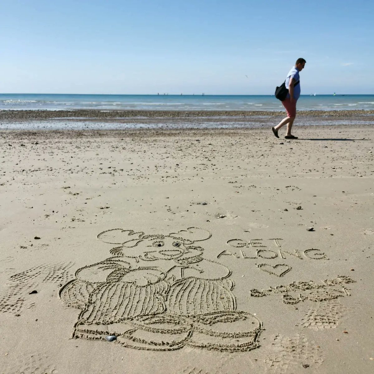 DigiDaughter's tweet photo. Get Along 💙 #thegetalonggang #montgomerymoose #moose #AmericanGreetings #nelvana #DICAnimation @Nickelodeon
💛 #StaySafe #sanddrawing #beachart 🌊🌊🌊 #Covid2022 #Lockdown2021 #morale #VitaminSea #DuneToons #Lockdown2020 #comics #cartoons ✍️ #SandBanksy #shorelinesally No.1503 https://t.co/YmEnXfAVkq