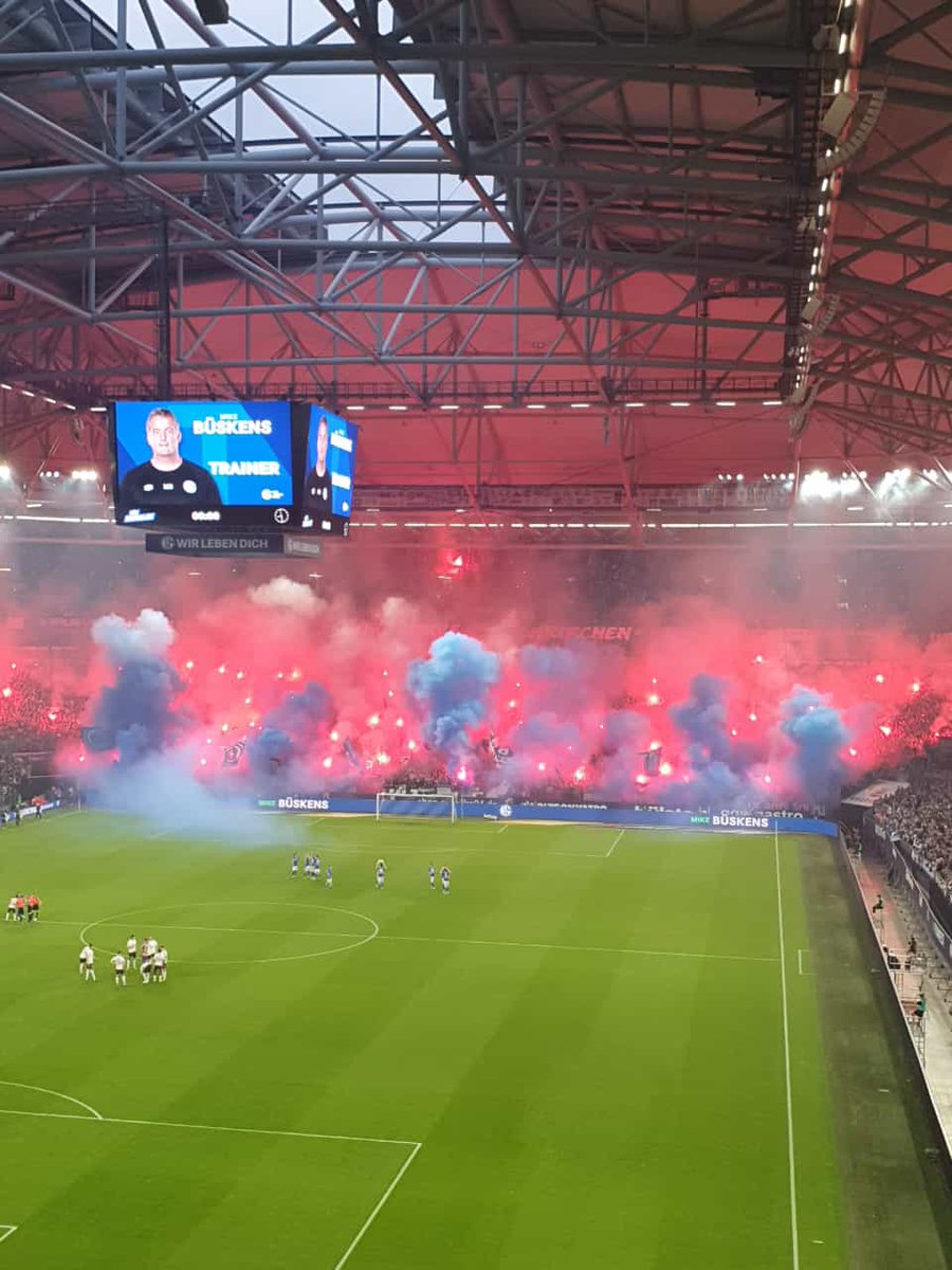 ReykoO's tweet photo. @TobiasEscher @LeSchroeck Wir waren auch da . Ach ne .. war auf Schalke :D https://t.co/Vlcuksbgle
