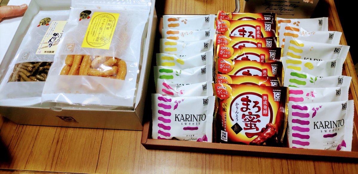 Bon_cheese's tweet photo. 今年は今日が母の日🌺💮
毎年ながら母の好物とハーバリウムに、今回はソープフラワー🧼🌼🌸というものをたまたま見かけたので渡しました😊🎁🌟
お母さんいつもありがとう🤗✨
#母の日 #かりん糖 #旭のかりん糖 #ハーバリウム #FLOWERiUM #フラワリウム #ソープフラワー #花びし https://t.co/J6tDOLAQPy