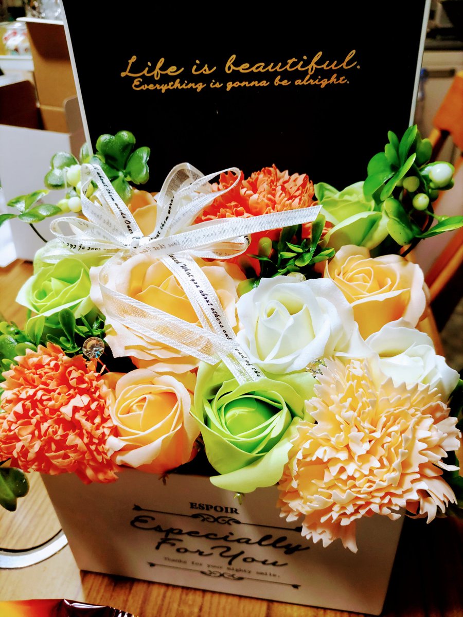Bon_cheese's tweet photo. 今年は今日が母の日🌺💮
毎年ながら母の好物とハーバリウムに、今回はソープフラワー🧼🌼🌸というものをたまたま見かけたので渡しました😊🎁🌟
お母さんいつもありがとう🤗✨
#母の日 #かりん糖 #旭のかりん糖 #ハーバリウム #FLOWERiUM #フラワリウム #ソープフラワー #花びし https://t.co/J6tDOLAQPy