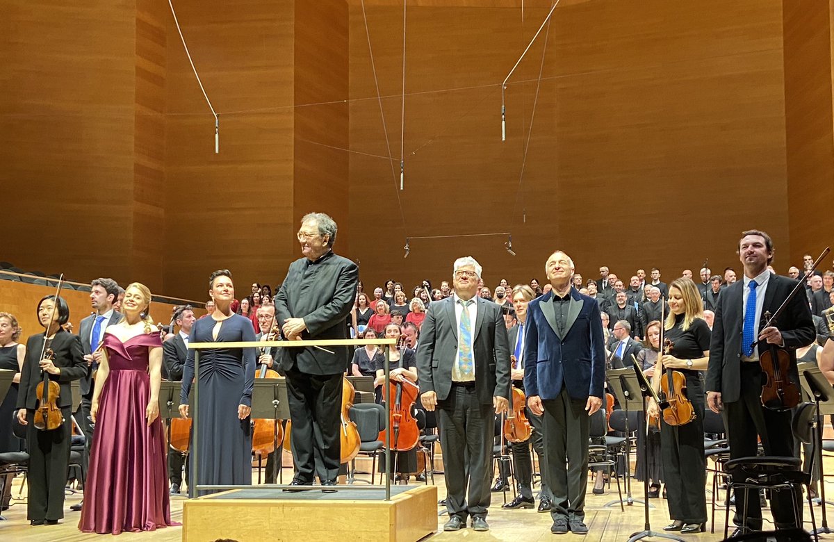 Encara em tremola tot! He hagut de recordar-me'n de respirar en molts moments! Quina Missa Solemnis! <a href="/OrquestraOBC/">Orquestra OBC</a>. Enormes cors <a href="/liedercamera/">Associació Lieder Càmera</a> <a href="/cormadrigal/">Cor Madrigal</a> @CorCambra_Palau i solistes!  #Sophieharmsen (quina veu😍) <a href="/siobhanstagg/">Siobhan Stagg</a> #Wernergüra #dietrichhenschel <a href="/SebastiaArquer/">Salvador Mas</a>
