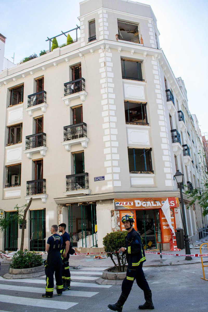 S21Adrian's tweet photo. Algunas fotos de los daños estructurales y los apuntalamientos realizados por @BomberosMad en el siniestro de la Calle General Pardiñas.
#apuntalamientos #Bomberos #madrid #explosion #apeos #emergencia https://t.co/HmzNwD5mi5