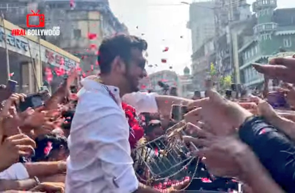 Khudgarz__'s tweet photo. The craze oh my god! Them cheering for Dongri! This is so damn overwhelming.. ❤️

I am so damn happy for Munawar! He deserves all this love he's getting and so much more! ❤️😭

BADASS WINNER MUNAWAR 
#MunawarFaruqui #MunawarKiJanta #MunawarWarriors https://t.co/03YpfFzjff