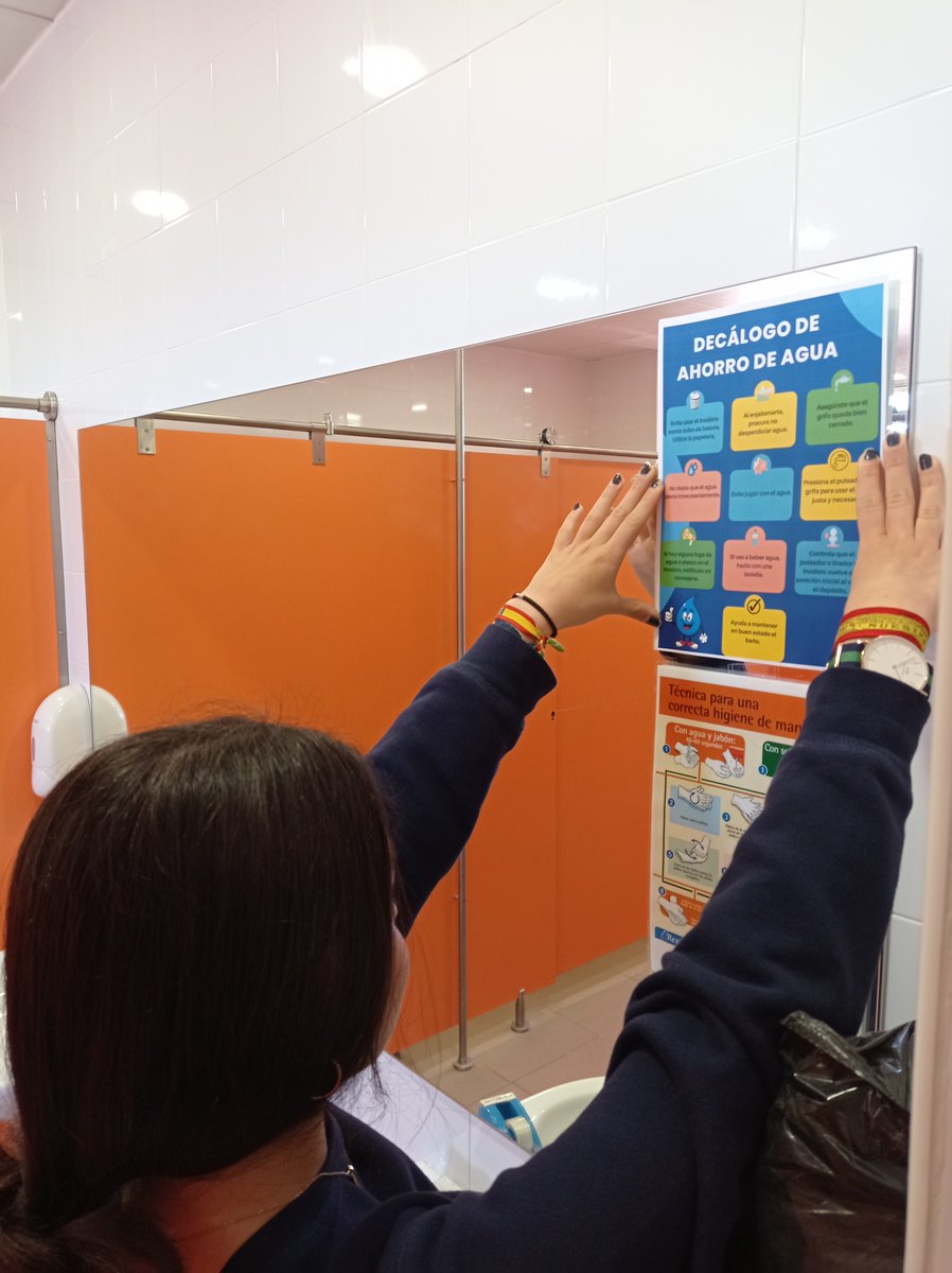 LdaVinci_ies's tweet photo. Coordinados por el Dpto. de Biología y Geología, los alumnos han elaborado un decálogo de ahorro de agua para los baños del centro.
Las infografías seleccionadas con el decálogo, elaboradas por alumnos de 3º ESO, se están poniendo en los baños #reto6 #GeneraciónEco @ecovidrio https://t.co/F0QL6HZHRM