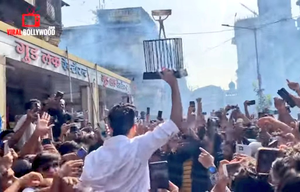 Khudgarz__'s tweet photo. The craze oh my god! Them cheering for Dongri! This is so damn overwhelming.. ❤️

I am so damn happy for Munawar! He deserves all this love he's getting and so much more! ❤️😭

BADASS WINNER MUNAWAR 
#MunawarFaruqui #MunawarKiJanta #MunawarWarriors https://t.co/03YpfFzjff