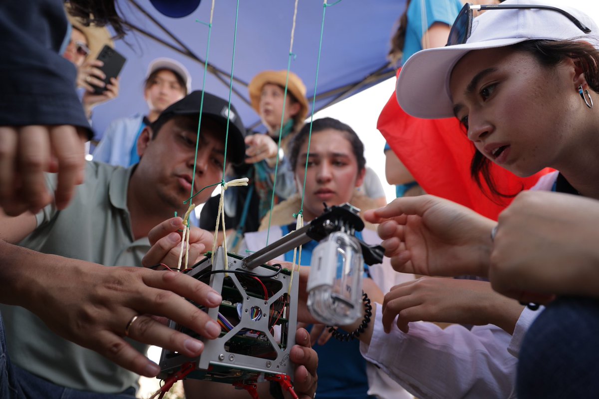 MunirMammadzade's tweet photo. They did it! ๐ฐ
Girls From #Uzbekistan are breaking gender stereotypes and have shown yet again that they can lead in any field.
@UNICEF_UZB is happy to support them in this journey.
#LaunchYourDream #UNISAT #GirlsInSTEM #GirlsinScience @UNICEFinnovate @UNICEF_ECA @DubaiCares https://t.co/e0OD0hXEtX