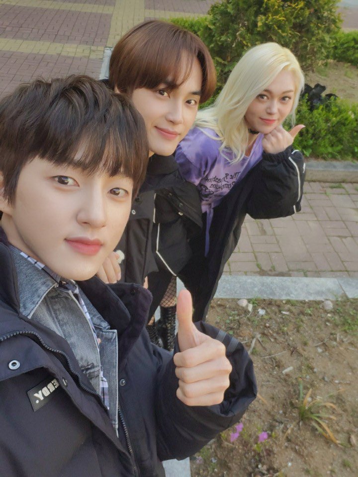 TheBoyzFrance's tweet photo. #JUHAKNYEON | 070522 — TWITTER (1/2) 

AleXa a posté des photos avec JuHaknyeon sur Twitter. 

"Photos commémoratives après le tournage avec de merveilleux acteurs ✨ Merci pour les bons souvenirs~ !! #GOEDAM2  avec des mecs sympas 😗✌🏻[…]" 

Cr. @AleXa_ZB 
Fr. Oph | TBZ France https://t.co/f8AcZupN6g