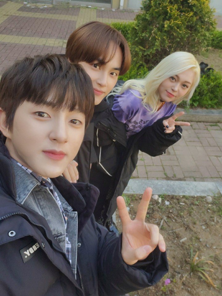 TheBoyzFrance's tweet photo. #JUHAKNYEON | 070522 — TWITTER (1/2) 

AleXa a posté des photos avec JuHaknyeon sur Twitter. 

"Photos commémoratives après le tournage avec de merveilleux acteurs ✨ Merci pour les bons souvenirs~ !! #GOEDAM2  avec des mecs sympas 😗✌🏻[…]" 

Cr. @AleXa_ZB 
Fr. Oph | TBZ France https://t.co/f8AcZupN6g