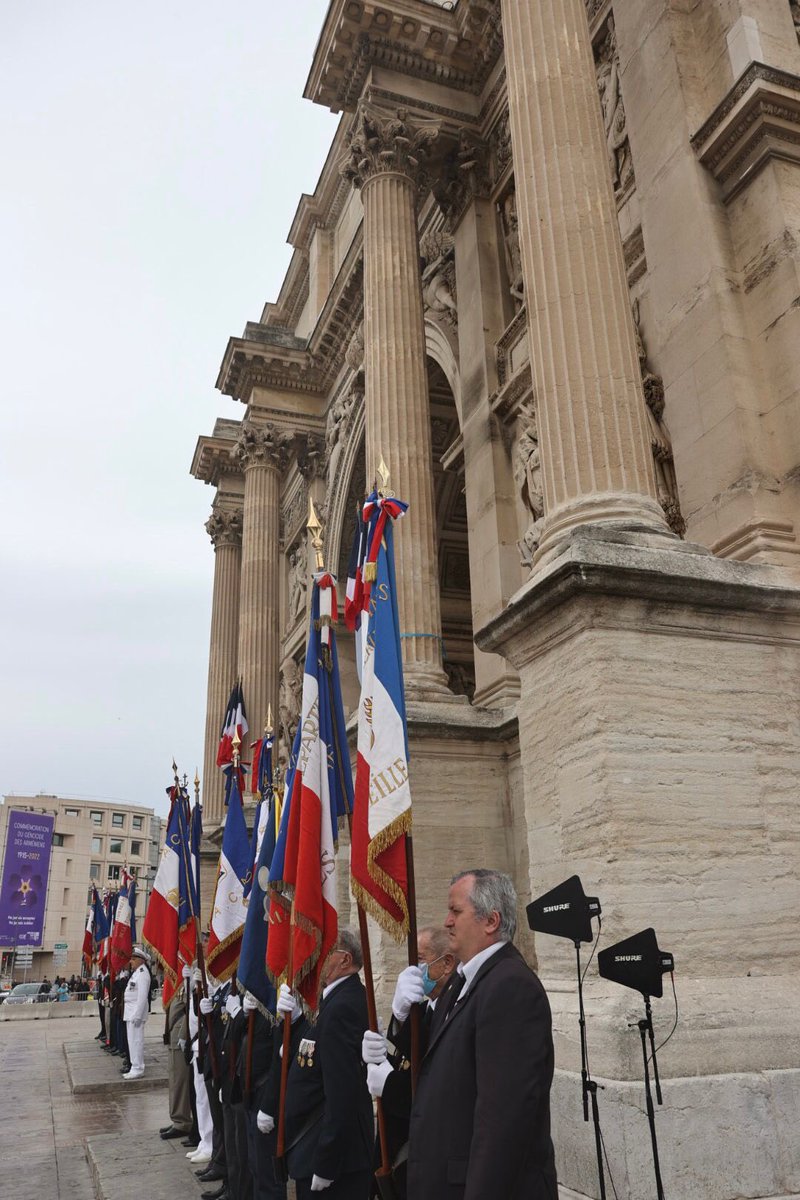 MartineVassal's tweet photo. 77e anniversaire de la victoire du 8 mai 1945. Je participe ce matin à la cérémonie commémorative avec le @prefet13. La transmission et le devoir de mémoire sont essentiels. J'étais entourée d’Abigaelle et Elyes 2 jeunes conseillers départementaux pour le dépôt de gerbes. https://t.co/EBy8yQWxbl