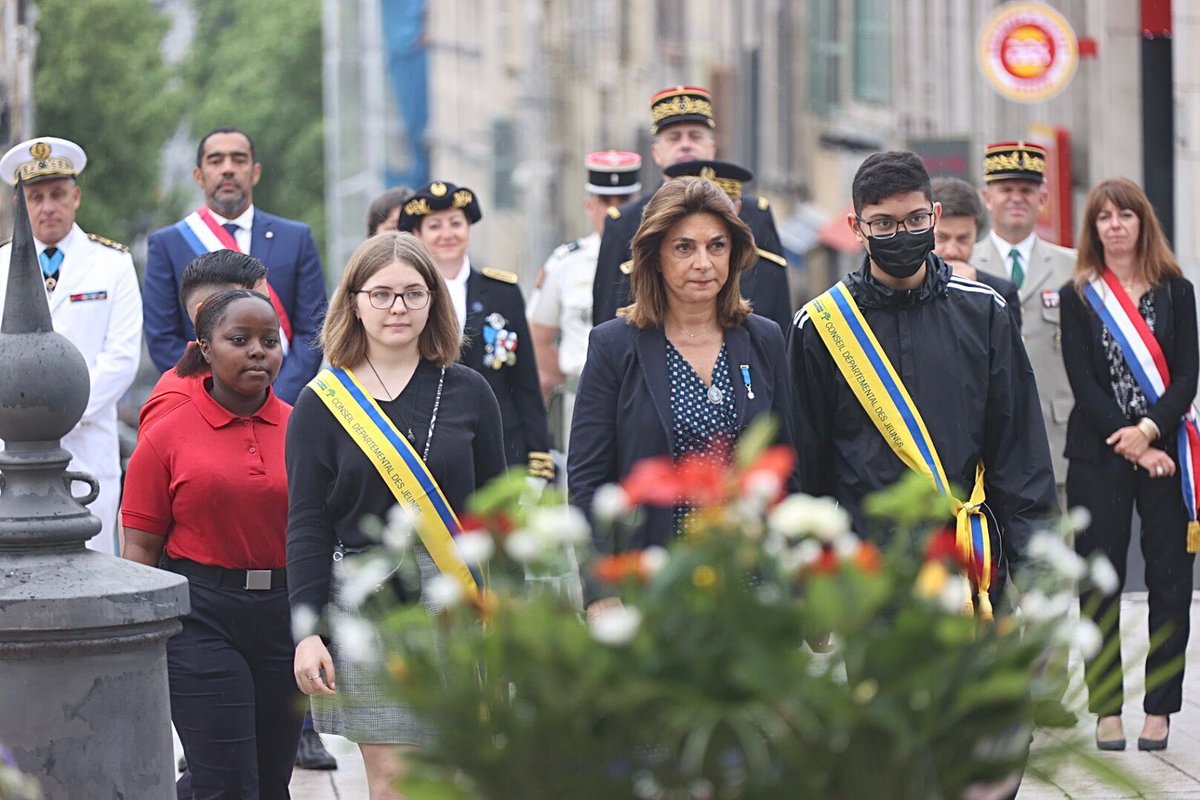 MartineVassal's tweet photo. 77e anniversaire de la victoire du 8 mai 1945. Je participe ce matin à la cérémonie commémorative avec le @prefet13. La transmission et le devoir de mémoire sont essentiels. J'étais entourée d’Abigaelle et Elyes 2 jeunes conseillers départementaux pour le dépôt de gerbes. https://t.co/EBy8yQWxbl