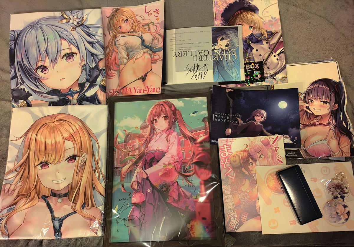 hoshino_kagari's tweet photo. 初めてCOMIC1に参加する！
あんまり混雑じゃないので、いい感じだね。
サイン会の時、本を逆さに出したので、すかぢ先生のサインもう上下逆になった。。。🥲
#COMIC1 
#character1 https://t.co/0QhKqst7XR