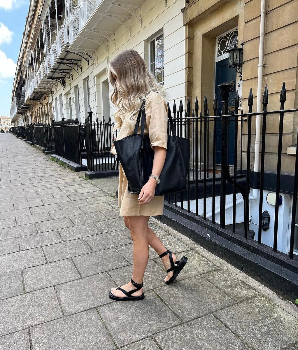 Dorothy_Perkins's tweet photo. ✨THE DREAM DAYTIME FIT✨
Your dreamiest, most comfy two-piece ever (not to mention the cute chunky sandals).
📸lauren_pack
#DPLoves #dorothyperkins #springcoord #summercoord #neutraldressing #influencerstyle https://t.co/sQPDYAi7M6