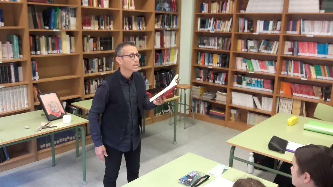 JAQuesadaCoves's tweet photo. Va ser un gran plaer estar a @IesAssumpcio fent la performance de #Maleïtsfeixistes

Moltes gràcies a l'alumnat per la seua atenció i a @tallerhistoria2 per fer-lo possible.

#Llegir #Leer #Llibres #Lectura #Performance #Elx #CampdElx #Cultura #Literatura #Literaturacatalana https://t.co/mbHpBXEajL