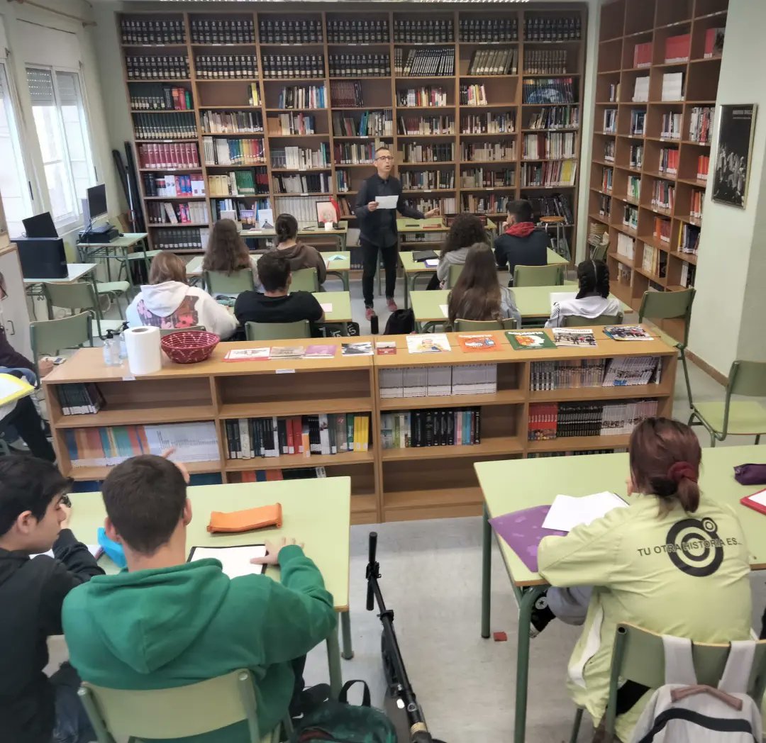 JAQuesadaCoves's tweet photo. Va ser un gran plaer estar a @IesAssumpcio fent la performance de #Maleïtsfeixistes

Moltes gràcies a l'alumnat per la seua atenció i a @tallerhistoria2 per fer-lo possible.

#Llegir #Leer #Llibres #Lectura #Performance #Elx #CampdElx #Cultura #Literatura #Literaturacatalana https://t.co/mbHpBXEajL